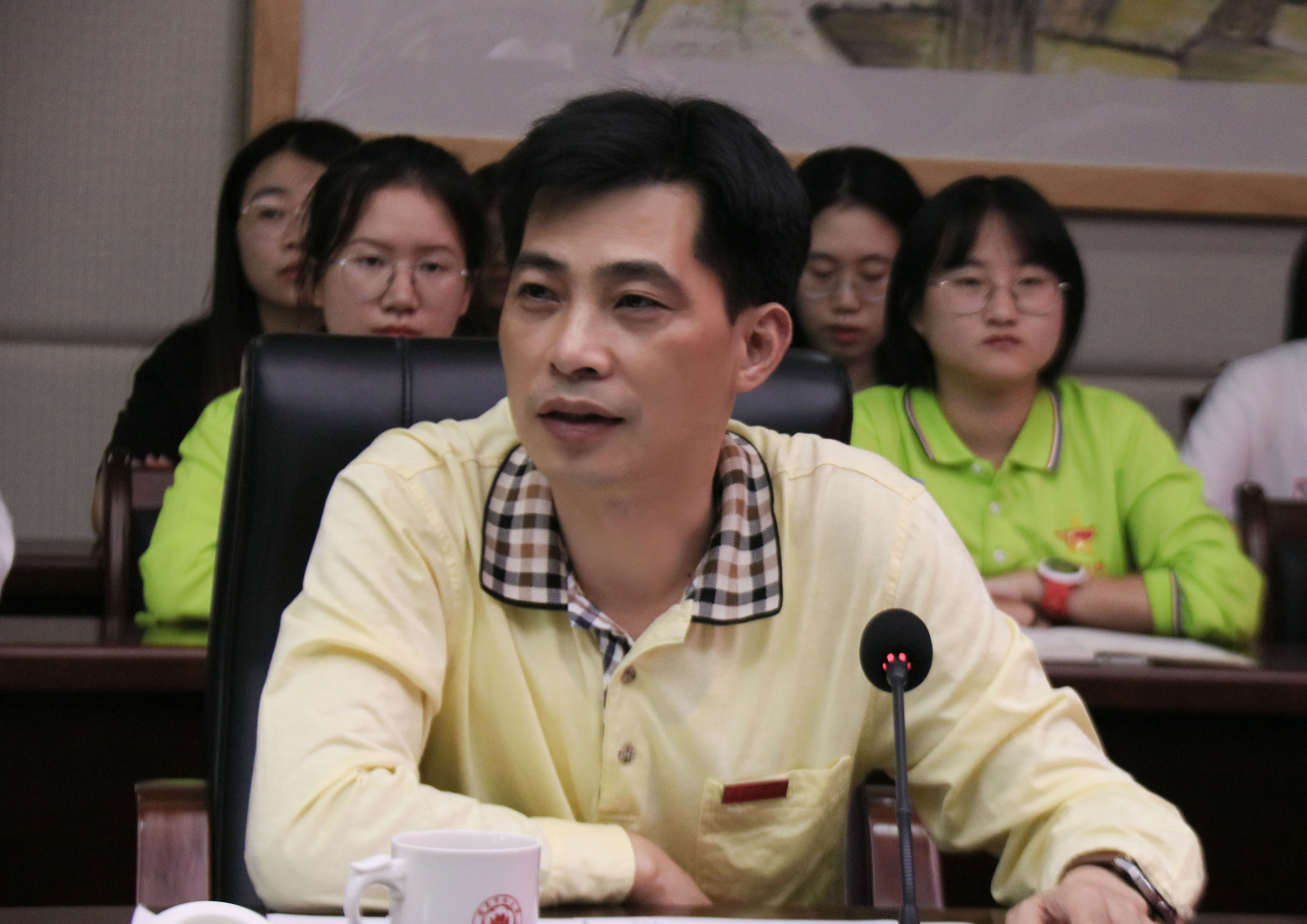 校党委副书记钟发亮在会上讲话