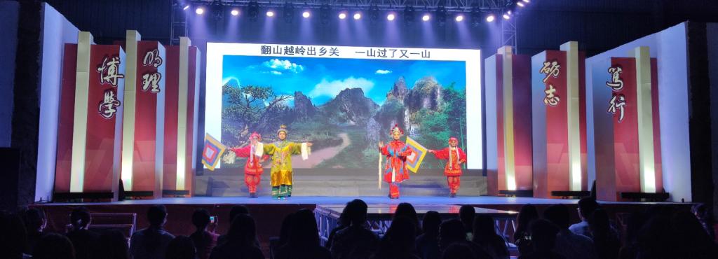 我校举办“喜迎二十大 永远跟党走 奋进新征程”文艺汇演