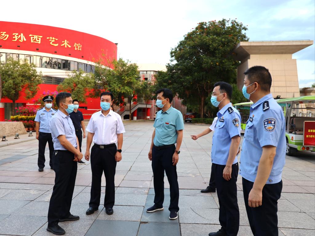 市领导来我校调研安全稳定工作