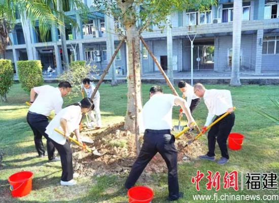参会成员进行捐赠皮埃尔猴面包树母树栽植培土仪式。闽南师范大学供图
